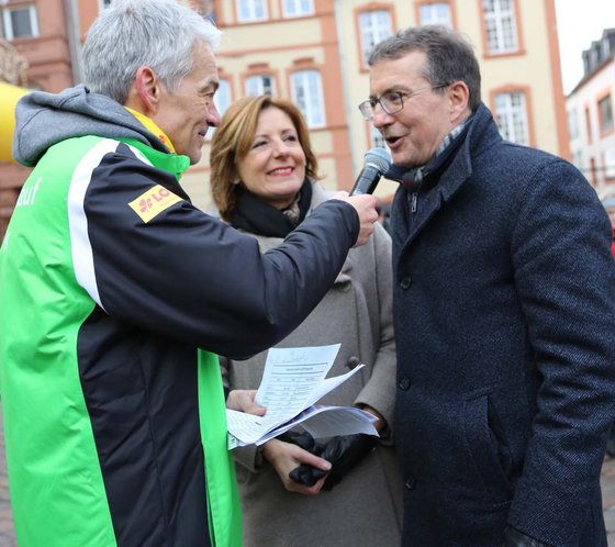 Ministerpräsidentin Malu Dreyer im Gespräch mit LOTTO-Geschäftsführer Jürgen Häfner (rechts) und Berthold Mertes (Foto: Silvesterlauf Trier).