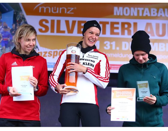 Siegerehrung Frauen 10,7 km mit Seriensiegerin Tina Schneider (Foto: münz sport).