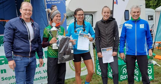 Der Mendiger Verbandsbürgermeister Jörg Lempertz (links)  ehrte die drei schnellsten Frauen beim Hauptlauf, 1. Franziska Rennecke (Team beVegt.de), 2. Patricia Sanchez Sanchez (Nickenich) und 3. Nicole Brand (Daun) - Foto: privat).
